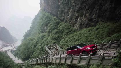 Range Rover se atreve a subir hasta la «Puerta del Cielo» en China