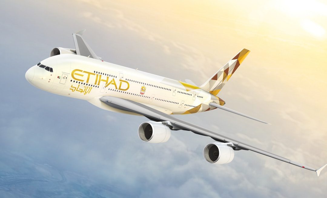 Etihad Aviation y Avis Budget anuncian una alianza exclusiva y a nivel mundial