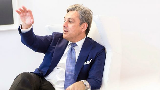 Luca De Meo, presidente de Seat, sobre el coche eléctrico: «España necesita 800.000 puntos de recarga en 2025, y tiene 5.000»