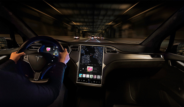 Tesla añadirá YouTube y Netflix en todos sus coches, preparándose para ese futuro donde no tengamos que conducir